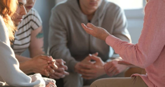 Can you follow the thread of the conversation in a group of people talking?